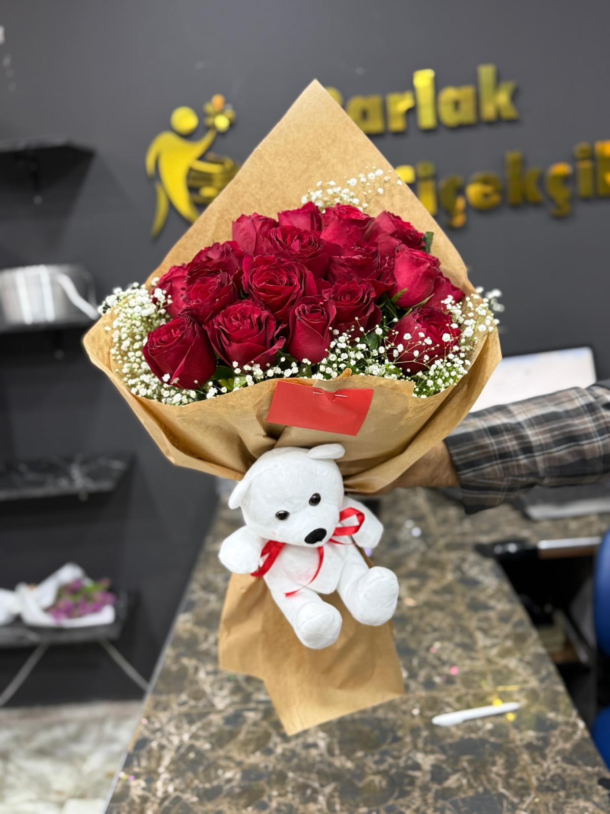 Krmz Gl Buketi 15 Adet + Beyaz Pelu