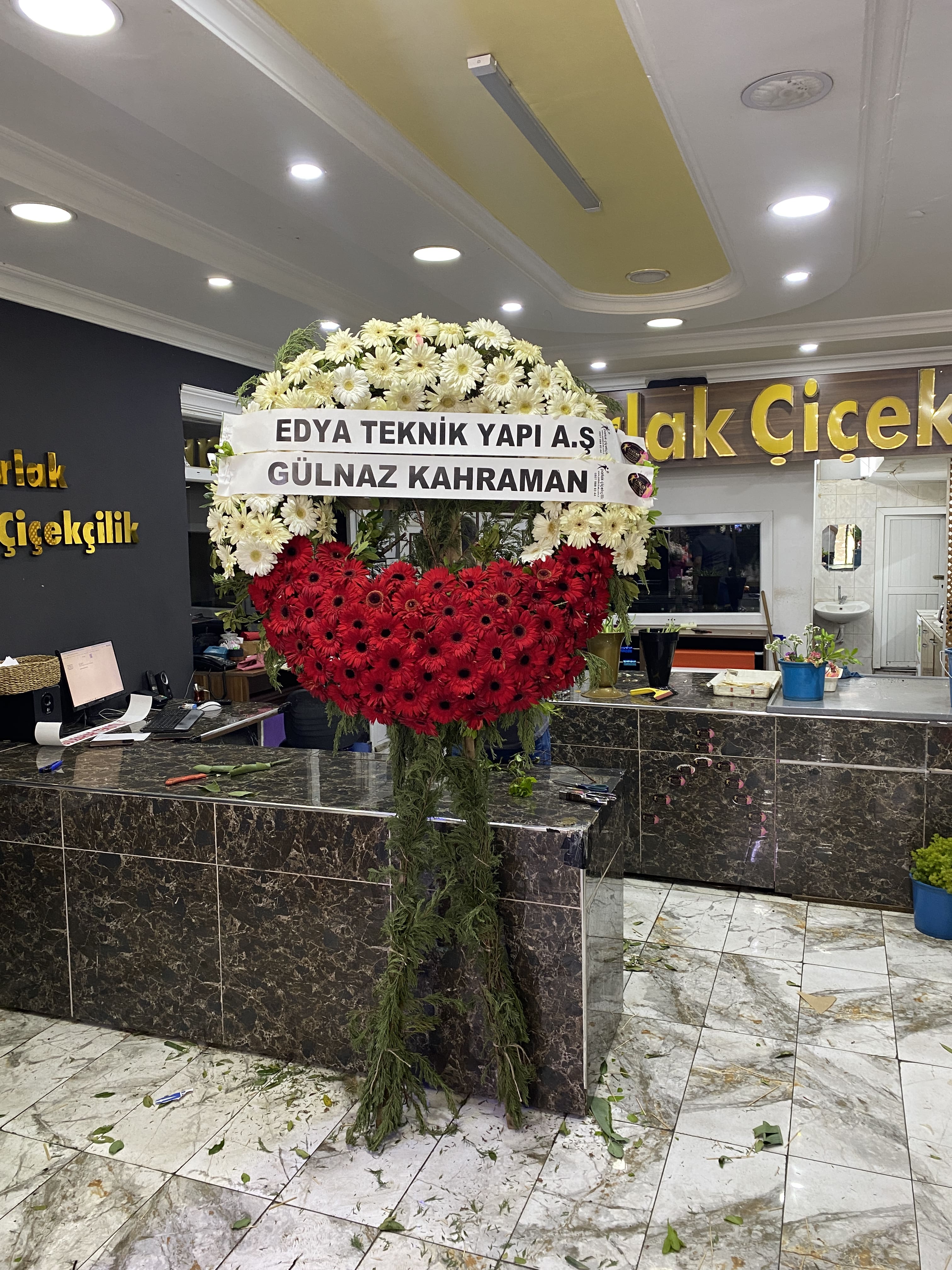 Krmz Beyaz Konsept Byk Boy Cenaze elenk