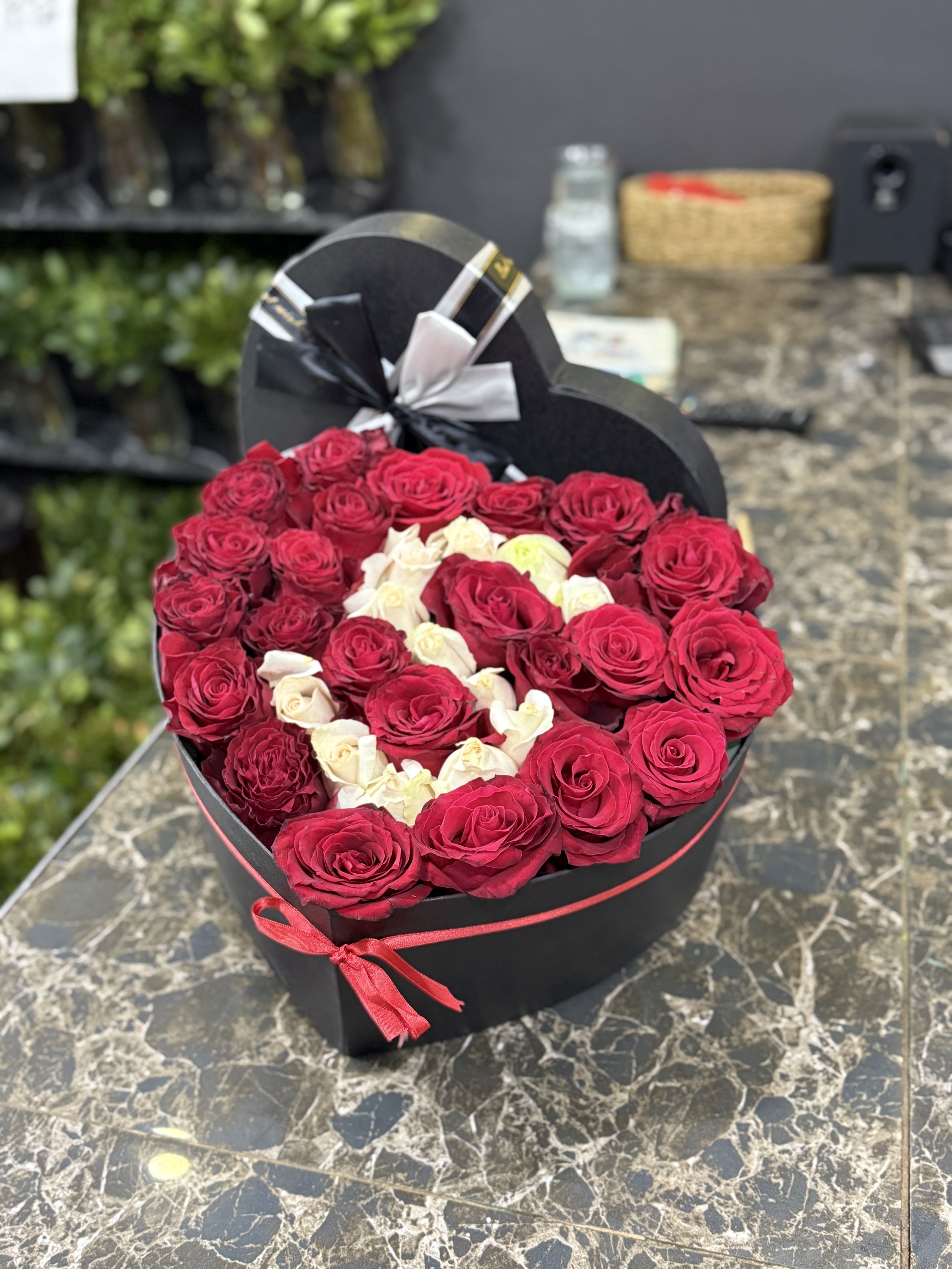 Premium Kutuda zel Harf Aranjman Krmz Beyaz Gller